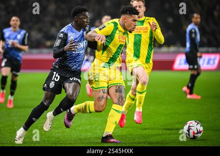 Nantes, Frankreich. Januar 2025. Lamine CAMARA von Monaco und Douglas AUGUSTO von Nantes während des französischen Meisterschaftsspiels Ligue 1 zwischen dem FC Nantes und AS Monaco am 10. Januar 2025 im Stadion La Beaujoire-Louis Fonteneau in Nantes, Frankreich - Foto Matthieu Mirville/DPPI Credit: DPPI Media/Alamy Live News Stockfoto