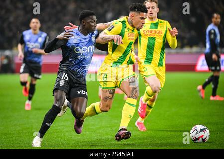 Nantes, Frankreich, Frankreich. Januar 2025. Lamine CAMARA von Monaco und Douglas AUGUSTO von Nantes während des Ligue 1-Spiels zwischen dem FC Nantes und AS Monaco im La Beaujoire Stadium am 10. Januar 2025 in Nantes, Frankreich. (Kreditbild: © Matthieu Mirville/ZUMA Press Wire) NUR REDAKTIONELLE VERWENDUNG! Nicht für kommerzielle ZWECKE! Quelle: ZUMA Press, Inc./Alamy Live News Stockfoto