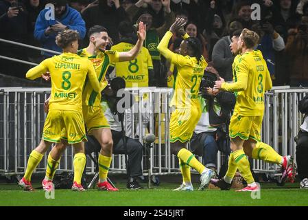 Nantes, Frankreich. Januar 2025. Matthis ABLINE aus Nantes feiert sein Tor mit seinen Teamkollegen während des Fußballspiels der französischen Meisterschaft Ligue 1 zwischen dem FC Nantes und AS Monaco am 10. Januar 2025 im Stadion La Beaujoire-Louis Fonteneau in Nantes, Frankreich - Foto Matthieu Mirville/DPPI Credit: DPPI Media/Alamy Live News Stockfoto