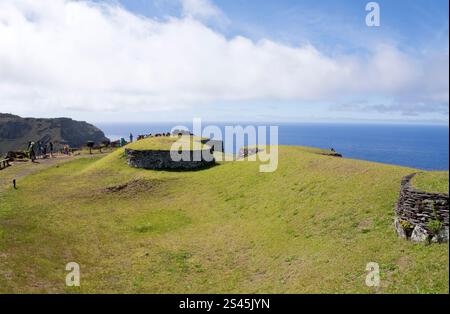 Orongo, eine Gruppe niedriger, mit Rasen bedeckter, fensterloser, runder Gebäude, die ein altes zeremonielles Zentrum am Rand des vulkanischen Caldera Rano Kau bildeten, Ostern Stockfoto