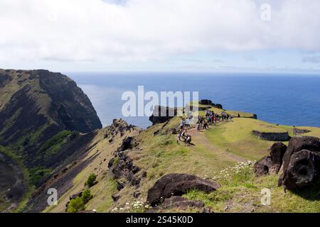 Orongo, eine Gruppe niedriger, mit Rasen bedeckter, fensterloser, runder Gebäude, die ein altes zeremonielles Zentrum am Rand des vulkanischen Caldera Rano Kau bildeten, Ostern Stockfoto
