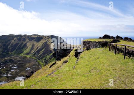 Orongo, eine Gruppe niedriger, mit Rasen bedeckter, fensterloser, runder Gebäude, war ein antikes Zeremonialzentrum am Rand des Vulkans Rano Kau auf der Osterinsel. Stockfoto