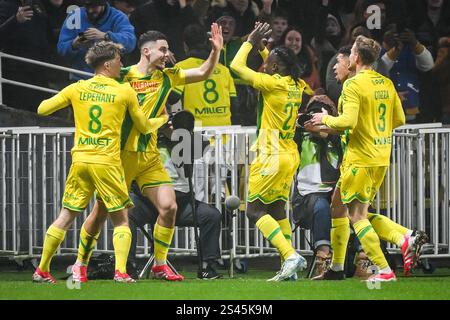 Nantes, Frankreich, Frankreich. Januar 2025. Matthis ABLINE aus Nantes feiert sein Tor mit seinen Teamkollegen während des Ligue-1-Spiels zwischen dem FC Nantes und AS Monaco am 10. Januar 2025 im La Beaujoire Stadium in Nantes, Frankreich. (Kreditbild: © Matthieu Mirville/ZUMA Press Wire) NUR REDAKTIONELLE VERWENDUNG! Nicht für kommerzielle ZWECKE! Quelle: ZUMA Press, Inc./Alamy Live News Stockfoto