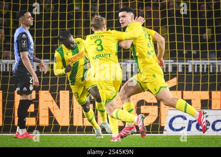 Nantes, Frankreich, Frankreich. Januar 2025. Matthis ABLINE aus Nantes feiert sein Tor mit Nicolas COZZA aus Nantes und Moses SIMON aus Nantes während des Ligue-1-Spiels zwischen dem FC Nantes und AS Monaco am 10. Januar 2025 im La Beaujoire Stadion in Nantes. (Kreditbild: © Matthieu Mirville/ZUMA Press Wire) NUR REDAKTIONELLE VERWENDUNG! Nicht für kommerzielle ZWECKE! Quelle: ZUMA Press, Inc./Alamy Live News Stockfoto