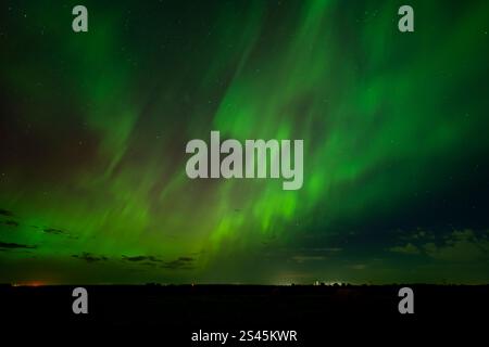 Nordlichter über und in der Nähe von Winkler, Manitoba, Kanada. Stockfoto