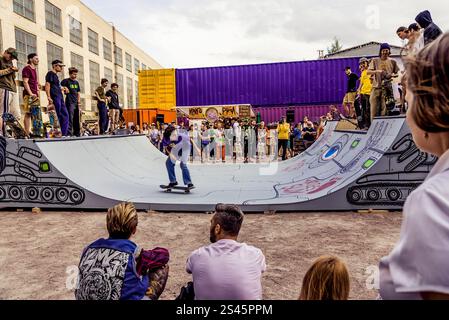 Skateboard Contest ist ein Outdoor-Wettkampf in einem Skatepark, bei dem junge Athleten Extremsportarten betreiben Stockfoto