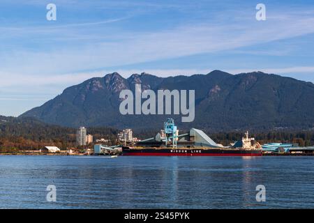 North Vancouver, BC, Kanada - 3. OCT 2024: Schiff der Wisdom Line im Hafen mit Bergen im Hintergrund Stockfoto