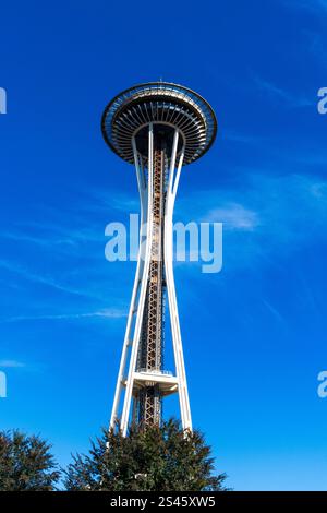 Seattle, WA / USA - 6. Oktober 2024: Seattles Space Needle gegen einen blauen Himmel. Stockfoto