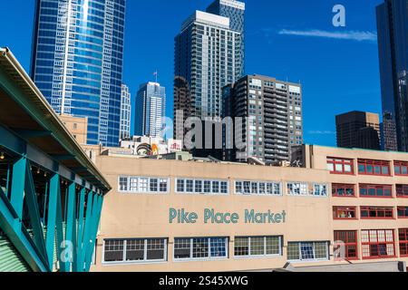 Seattle, WA/USA - 6. Oktober 2024: Seattle's Pike Place Market an einem sonnigen Tag mit Wolkenkratzern in der Ferne. Stockfoto