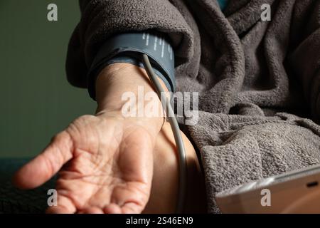 Ältere Frauen messen den Blutdruck mit einem Tonometer zu Hause, Blutdruckmessungen, Bluthochdruck Stockfoto