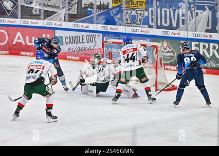 Ingolstadt, Deutschland. Januar 2025. Daniel SCHMOELZ (ERC Ingolstadt #92) bringt in dieser Szenen den Puck nicht an Strauss MANN (Augsburger Panther #38) vorbei/DEL: ERC Ingolsdtadt - Augsburger Panther, Saturn Arena am 10.01.2025 Credit: dpa/Alamy Live News Stockfoto