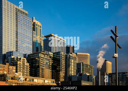 WA28085-00...WASHINGTON - Seattle steigt an einem Winternachmittag in der Sonne auf. Stockfoto