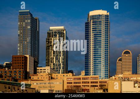 WA28086-00...WASHINGTON - Hochhäuser in der Innenstadt von Seattle, vom Fußweg zur Elliot Bay aus gesehen. Stockfoto