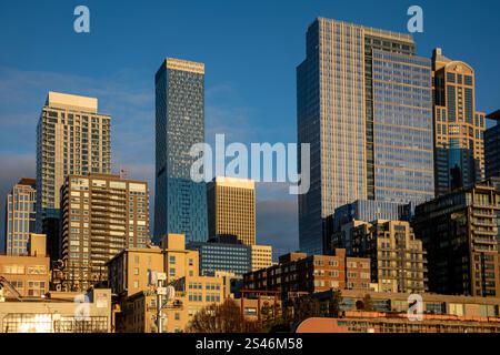 WA28088-00...WASHINGTON - Hochhäuser in der Innenstadt von Seattle, vom Fußweg zur Elliot Bay aus gesehen. Stockfoto