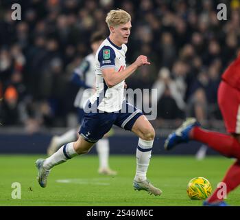 London, Großbritannien. Januar 2025. Tottenham Hotspur / Liverpool - Carabao Cup - Tottenham Stadium. Tottenhams Lucas Bergvall in Aktion. Bildnachweis: Mark Pain / Alamy Live News Stockfoto