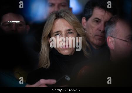 Madrid, Spanien. Januar 2025. Cayetana Alvarez de Toledo von der Volkspartei (PP), die während eines Treffens zu sehen war, bei dem die Venezolaner in Madrid die Oppositionsführer Edmundo Gonzalez und Maria Corina Machado unterstützen und Präsident Nicolas Maduro am Tag der Amtseinführung des Präsidenten Venezuelas ablehnen. Quelle: Marcos del Mazo/Alamy Live News Stockfoto