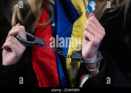 Madrid, Spanien. Januar 2025. Eine Frau mit Handschellen während eines Protestes. Die in Madrid lebenden Venezolaner haben sich in Puerta del Sol versammelt, um die Oppositionsführer Edmundo Gonzalez und Maria Corina Machado zu unterstützen und Präsident Nicolas Maduro am Tag der Amtseinführung des venezolanischen Präsidenten abzulehnen. Quelle: Marcos del Mazo/Alamy Live News Stockfoto