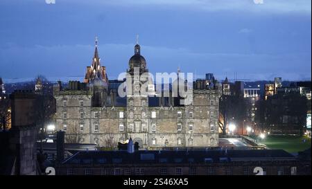 Atemberaubender Blick auf Edinburgh City von der Terrasse des Edinburgh Castle, der den historischen Charme der schottischen Hauptstadt zeigt Stockfoto