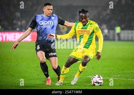 Nantes, Frankreich. Januar 2025. Vanderson DE OLIVEIRA CAMPOS von Monaco und Moses SIMON von Nantes während des Fußballspiels der französischen Meisterschaft Ligue 1 zwischen dem FC Nantes und AS Monaco am 10. Januar 2025 im Stadion La Beaujoire-Louis Fonteneau in Nantes, Frankreich - Foto Matthieu Mirville/DPPI Credit: DPPI Media/Alamy Live News Stockfoto
