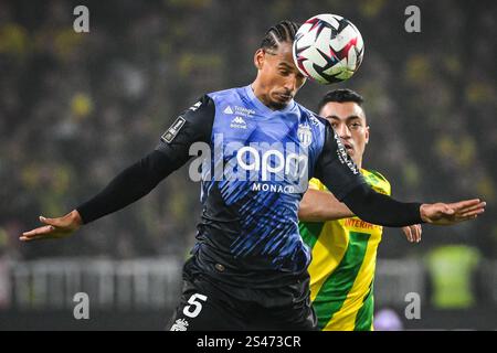Nantes, Frankreich, Frankreich. Januar 2025. Thilo KEHRER von Monaco und Mostafa MOHAMED von Nantes während des Ligue 1-Spiels zwischen dem FC Nantes und AS Monaco im La Beaujoire Stadium am 10. Januar 2025 in Nantes, Frankreich. (Kreditbild: © Matthieu Mirville/ZUMA Press Wire) NUR REDAKTIONELLE VERWENDUNG! Nicht für kommerzielle ZWECKE! Quelle: ZUMA Press, Inc./Alamy Live News Stockfoto