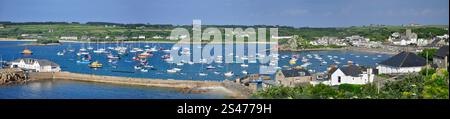 Panoramablick auf den Hafen von Hugh Town auf der Insel St. Marys auf den Inseln von Scilly Achipelago. Von der Spitze des Garrison Hill. Stockfoto