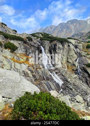Wasserfall Skok in der Hohen Tatra, Slowakei. Wunderschöne slowakische Natur. Touristenattraktion. Majestätischer Wasserfall in natürlicher Landschaft. Lieblingsplatz für hik Stockfoto