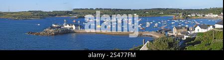 Panoramablick auf den Hafen von Hugh Town auf der Insel St. Marys auf den Inseln von Scilly Achipelago. Aus Garrison Hill. Stockfoto