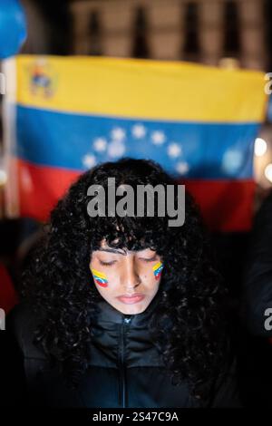 Barcelona, Barcelona, Spanien. Januar 2025. Dutzende Venezolaner, die in Barcelona leben, protestieren im Stadtzentrum gegen die Amtseinführung von Nicolas Maduro zum gewählten Präsidenten Venezuelas. Die Demonstranten betrachten Nicolas Maduro als Diktator und unterstützen Edmundo Gonzalez und die Oppositionsabgeordnete Maria Corina Machado, die in Caracas inhaftiert und später freigelassen wurde. (Kreditbild: © Marc Asensio Clupes/ZUMA Press Wire) NUR REDAKTIONELLE VERWENDUNG! Nicht für kommerzielle ZWECKE! Stockfoto