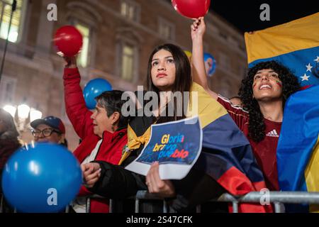 Barcelona, Barcelona, Spanien. Januar 2025. Dutzende Venezolaner, die in Barcelona leben, protestieren im Stadtzentrum gegen die Amtseinführung von Nicolas Maduro zum gewählten Präsidenten Venezuelas. Die Demonstranten betrachten Nicolas Maduro als Diktator und unterstützen Edmundo Gonzalez und die Oppositionsabgeordnete Maria Corina Machado, die in Caracas inhaftiert und später freigelassen wurde. (Kreditbild: © Marc Asensio Clupes/ZUMA Press Wire) NUR REDAKTIONELLE VERWENDUNG! Nicht für kommerzielle ZWECKE! Stockfoto