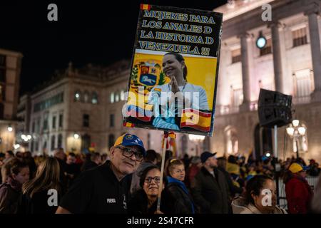 Barcelona, Barcelona, Spanien. Januar 2025. Dutzende Venezolaner, die in Barcelona leben, protestieren im Stadtzentrum gegen die Amtseinführung von Nicolas Maduro zum gewählten Präsidenten Venezuelas. Die Demonstranten betrachten Nicolas Maduro als Diktator und unterstützen Edmundo Gonzalez und die Oppositionsabgeordnete Maria Corina Machado, die in Caracas inhaftiert und später freigelassen wurde. (Kreditbild: © Marc Asensio Clupes/ZUMA Press Wire) NUR REDAKTIONELLE VERWENDUNG! Nicht für kommerzielle ZWECKE! Stockfoto