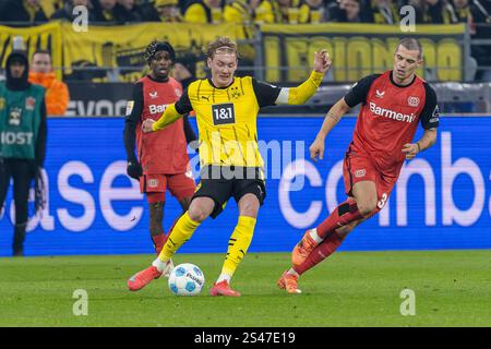 Dortmund, Deutschland. Januar 2025. Dortmund, 10. Januar 2025: Duell zwischen Julian Brandt (10 Dortmund) und Granit Xhaka (34 Leverkusen) während des 1. Bundesliga-Fußballspiels zwischen Borussia Dortmund und Bayer 04 Leverkusen im Signal Iduna Park in Dortmund, Deutschland Philipp Kresnik (Philipp Kresnik/SPP) Credit: SPP Sport Pressefoto. /Alamy Live News Stockfoto