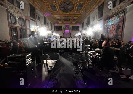 München, Deutschland. Januar 2025. Eine Band spielt Lieder der Gruppe ABBA beim Neujahrsempfang von Ministerpräsident Söder in der Münchner Residenz. Quelle: Felix Hörhager/dpa/Alamy Live News Stockfoto