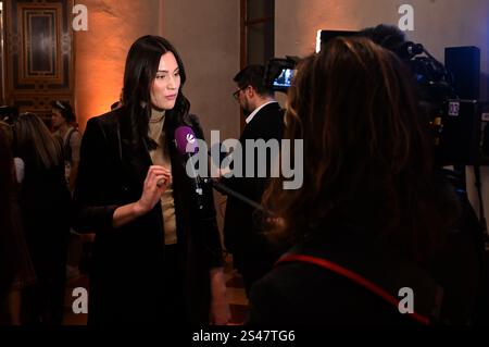 München, Deutschland. Januar 2025. Die Tochter des bayerischen Ministerpräsidenten Söder, Gloria-Sophie Burkandt, gibt bei seinem Neujahrsempfang in der Münchner Residenz ein Interview. Quelle: Felix Hörhager/dpa/Alamy Live News Stockfoto