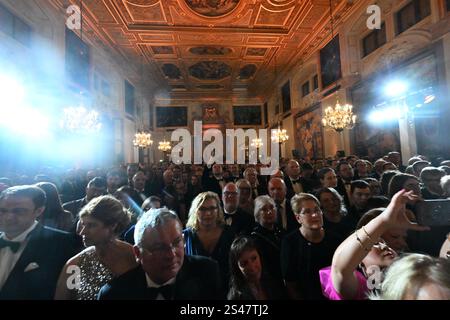 München, Deutschland. Januar 2025. Das Publikum im Kaisersaal hört die Rede des bayerischen Ministerpräsidenten Söder bei seinem Neujahrsempfang in der Münchner Residenz. Quelle: Felix Hörhager/dpa/Alamy Live News Stockfoto
