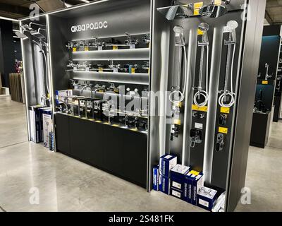 Kiew, Ukraine - 10. Januar 2025: Ein schlankes und organisiertes Showroom mit hochwertigen Badezimmerarmaturen und Accessoires wie Wasserhähnen und Stockfoto