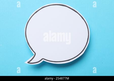 Leere Sprechblase auf hellblauem Hintergrund. Leerzeichen für Text Stockfoto