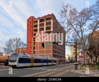 Ein New Jersey Transit RiverLine-Zug fährt während der morgendlichen Hauptverkehrszeit in Richtung Osten auf der Cooper Street. Stockfoto