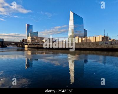 Die Wolkenkratzer von West Philadelphia spiegeln sich im Schuylkill River wider. Stockfoto