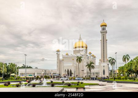 Stadtplatz mit Brunnen und Omar Ali Saifuddien Moschee goldene Kuppeln Minarette Bandar Seri Begawan, Borneo, Sultanat Brunei Darussalam Stockfoto