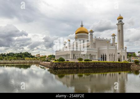 Weiße Omar Ali Saifuddien Moschee goldene Kuppeln und Minarette mit See im Vordergrund, Bandar Seri Begawan, Borneo, Sultanat Brunei Darussalam Stockfoto