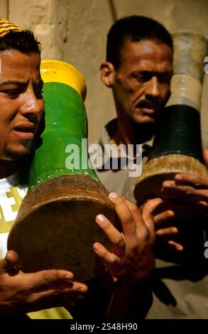 Straßenmusiker spielen traditionelle marokkanische Darbuka-Trommeln auf dem Jamaa El-Fna-Platz in Marrakesch und zeigen die reiche Musikkultur Marokkos. Stockfoto