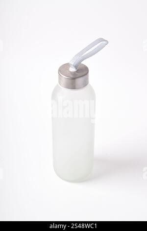 Sportwasserflasche aus Glas mit Metallplatte isoliert auf weißem Hintergrund Stockfoto