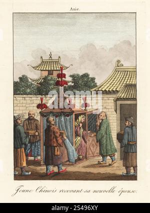 Chinesischer Bräutigam empfängt seine neue Braut in seinem Haus. Die Braut wird in einem Palanquin- oder Sedanstuhl getragen, begleitet von Dienern, die Mitgift-Geschenke bringen. Wenn der Bräutigam mit ihr unzufrieden ist, schickt er sie zurück. Das Haus hat einen ummauerten Garten und eine Pagode. Jeune Chinois Reevant sa nouvelle Epouse. Handkolorierter Kupferstich aus Moeurs et Coutumes des Peuples ou Collection de Tableaux représentant les usages remarquables, les mariages, funérailles, supplices et fêtes des diverses Nations du Monde, Manners and Customs of Peoples, Veuve Hocquart, Paris, 1811. Stockfoto