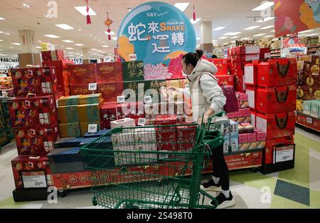 Richmond, Kanada. Januar 2025. Ein Kunde kauft am 10. Januar 2025 in einem Supermarkt in Richmond, British Columbia, Kanada ein. Quelle: Liang Sen/Xinhua/Alamy Live News Stockfoto