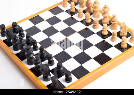 Hölzernes Schachbrett mit Schachfiguren bereit für das Spiel isoliert auf weißem Hintergrund Stockfoto