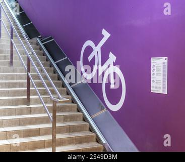 Treppen zur Tiefgarage für Fahrräder, neu gestaltete Station Potsdamer Platz, Sony Center, Berlin, Deutschland, Europa Stockfoto