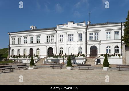 Weißes, symmetrisches Gebäude mit architektonischen Details, Gebäude in der Nähe der Basilika der Geburt der Jungfrau Maria, CheNm, Chelm, Cholm, Lublin Vo Stockfoto