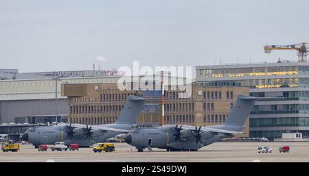 Airbus A400M Militärtransportflugzeuge der Deutschen Luftwaffe landeten mit Soldaten aus Damaskus und Zypern auf dem Flughafen Stuttgart. Deutsche Streitkräfte Stockfoto