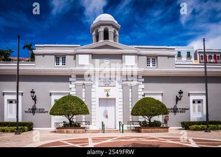 San Juan, Puerto Rico - 25. Februar 2018: Vorderseite der Puerto Rico Tourist Company in Old San Juan. Stockfoto
