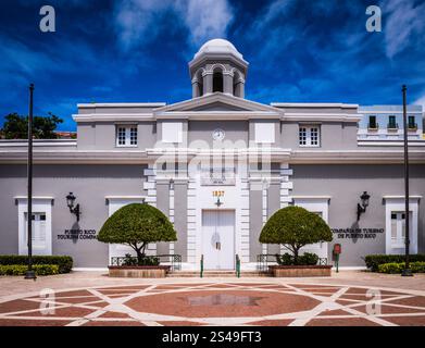 San Juan, Puerto Rico - 25. Februar 2018: Vorderseite der Puerto Rico Tourist Company in Old San Juan. Stockfoto